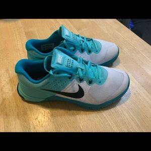 Nike Women 7.5 training, lifting, running shoe like new condition